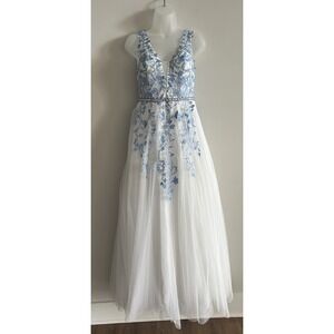 Dress Say Yes to the Prom White Floor Length Gown Floral Embroidered Size 0 EUC